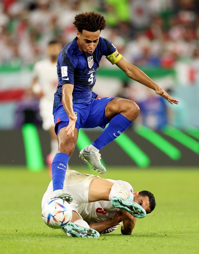 关于橄榄球常规赛焦点战：皖江迅豹队淘汰对手渝州巨龙队，外线火力全开。经验成为胜负手的信息