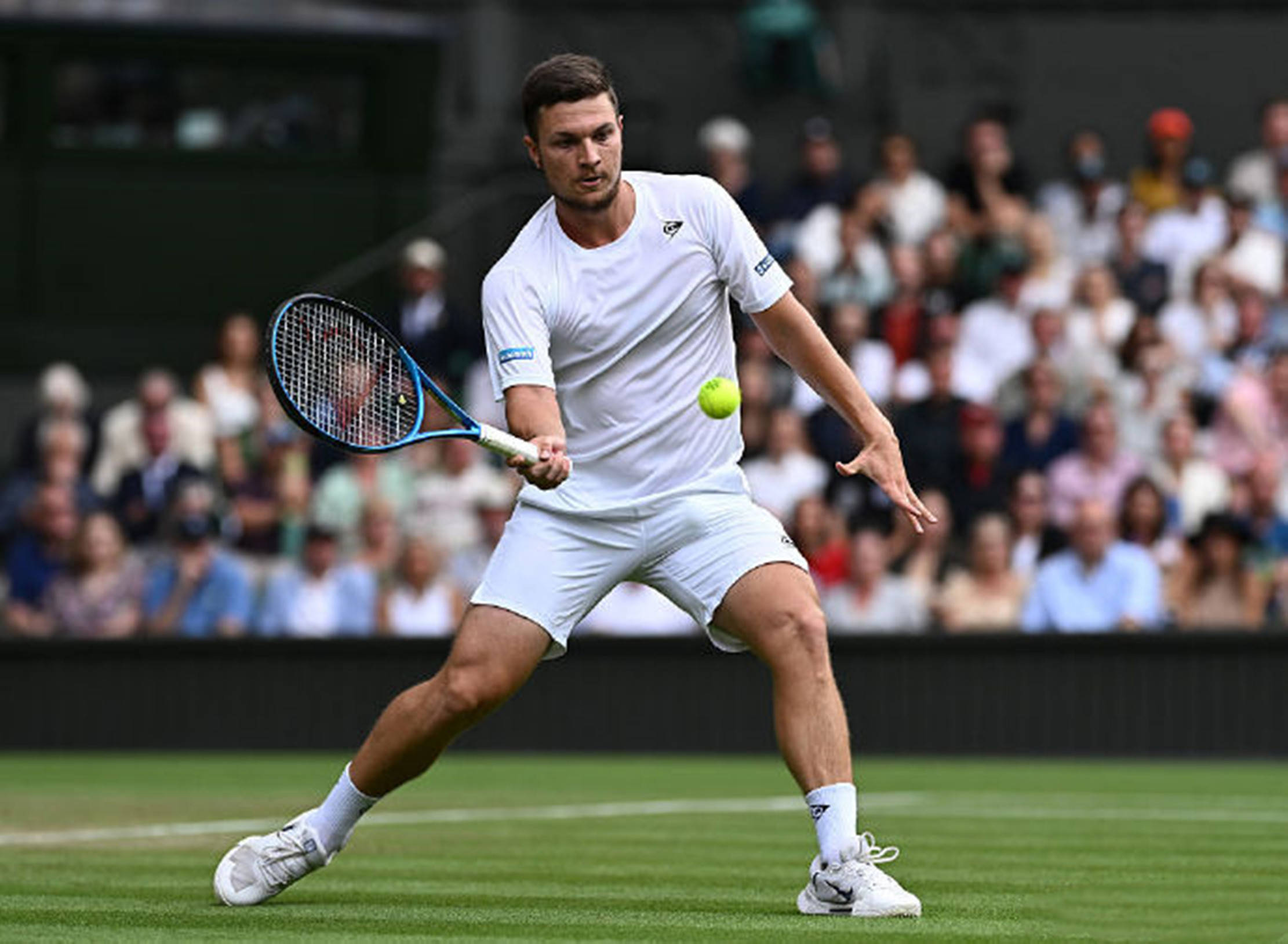 一号娱乐德约科维奇新星惊险取胜表现惊艳，快船未来可期！(德约科维奇最新)